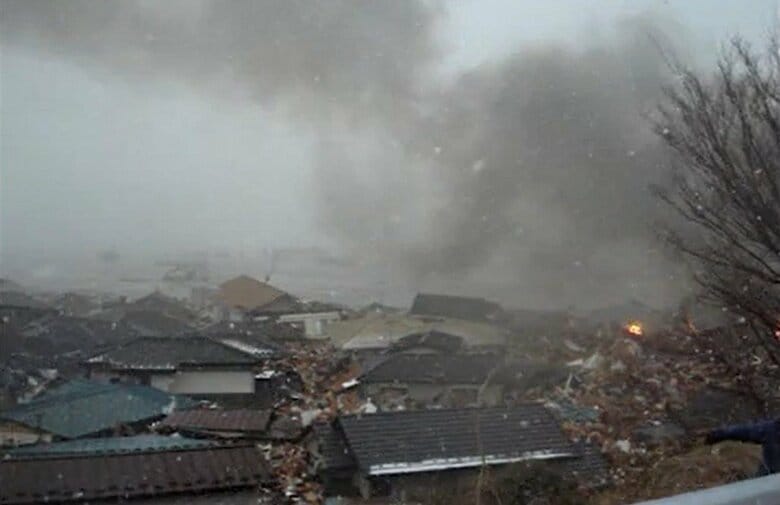 津波に襲われる石巻市（住民撮影）