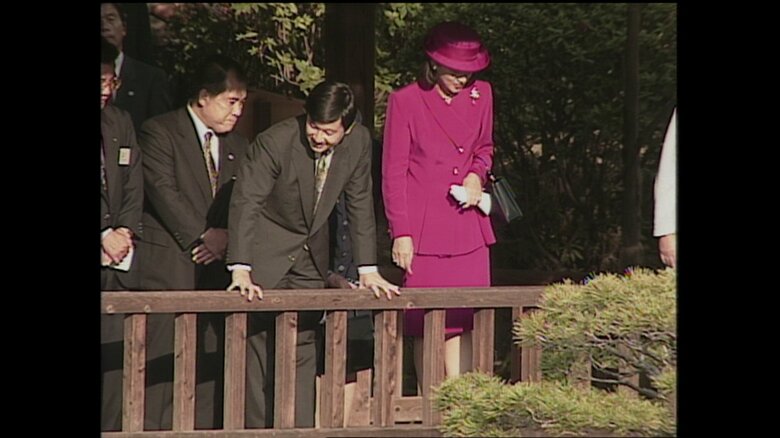 池のコイをのぞかれる皇太子ご夫妻
