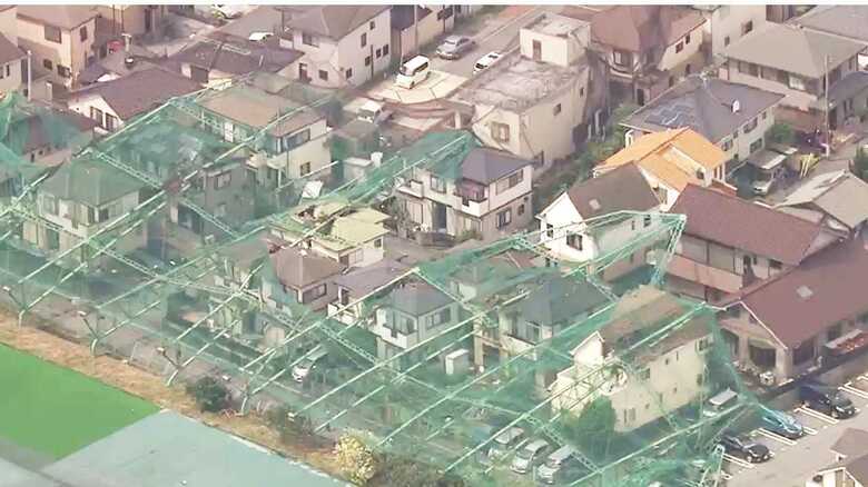 台風15号の影響でゴルフ練習場のネットが倒れ複数の住宅を直撃