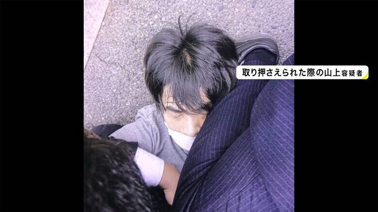 取り押さえられる山上徹也容疑者