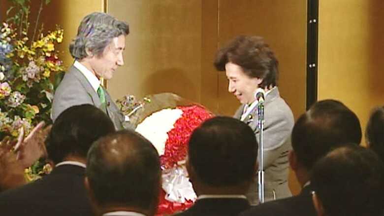 小泉新総裁に花束を渡す田中真紀子氏　2001年4月24日