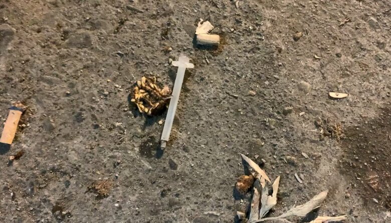 路上には使用済みとみられる注射器も
