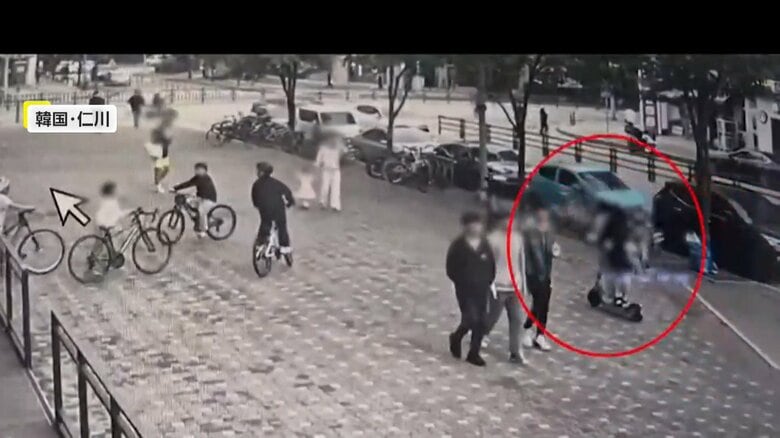 電動キックボードと親子が衝突する瞬間（10月18日、韓国・仁川）（2）