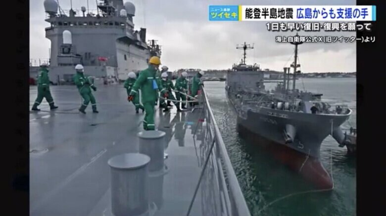 輸送艦「おおすみ」に燃料を給油する油槽船（右）