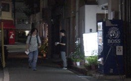 実験の様子（右に立つ紺の服の人物をのちに判別する）