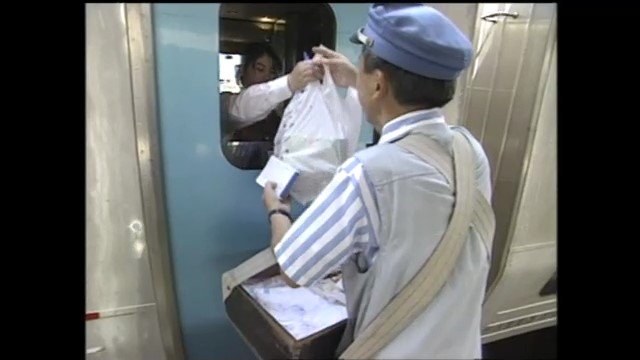 乗客にホームから駅弁「かしわめし」販売する様子（1997年）
