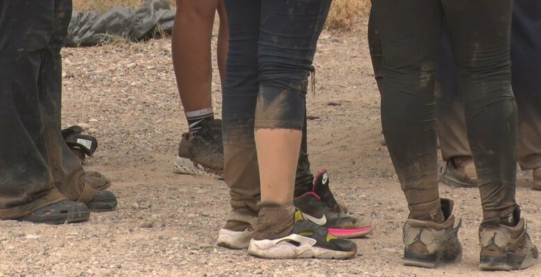 川を渡ったためか足下は泥まみれになっていた