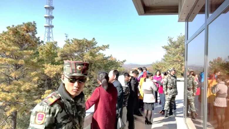 JSA内側に勤務する北朝鮮兵士の服がカーキ単色から迷彩柄へ変わった