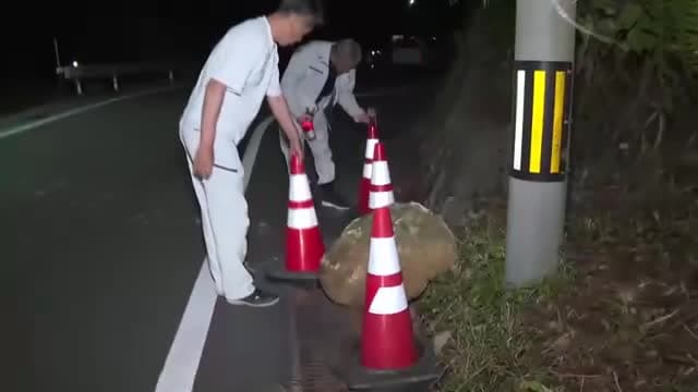 直径1m程の石が県道に落下…三重県南部で震度4を観測する地震 震源地は奈良県でM5.7と推定 ケガ人等の情報なし