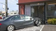 【歯医者に車が突っ込む】交差点で乗用車同士が衝突！はずみで1台が「歯科医院」に突っ込む＿信号待ちの女性が車を避けようと転倒…運転手と合わせ40代女性2人が搬送＿いずれも命に別状なし〈北海道札幌市〉