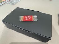 「割れてなければ安全」 時計修理の郵送用箱に1枚のビスケット…粋なサービスに意外な反響が