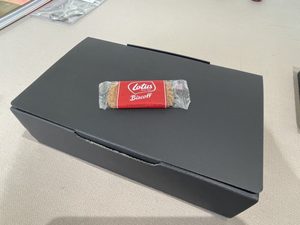 「割れてなければ安全」 時計修理の郵送用箱に1枚のビスケット…粋なサービスに意外な反響が