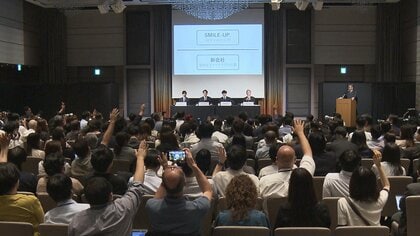 会場を横切る運営スタッフの手に…ジャニーズ会見“NGリスト”でコンサル会社がコメント「円滑な運営準備のために弊社が作成」