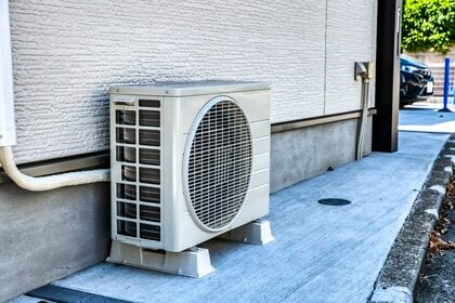 「倒れた室外機は自分で起こしてはダメ！」危ない理由と台風接近時の転倒防止策をダイキンに聞いた