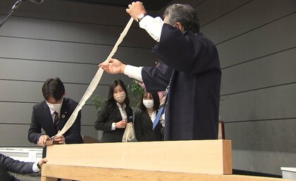 新入社員が「カンナ削り」　アキュラホームで伝統の“エコな入社式”