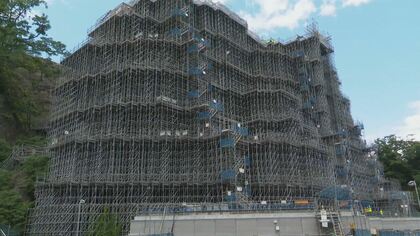 異様な光景…高さ70ｍ“巨大な要塞”　高速道路の「岩塊」撤去工事　見学応募は50倍以上の人気