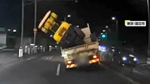 「落ちる、落ちる！」ショベルカーが荷台からはみ出し　街灯に衝突…トラックも横転寸前　東京・国立市