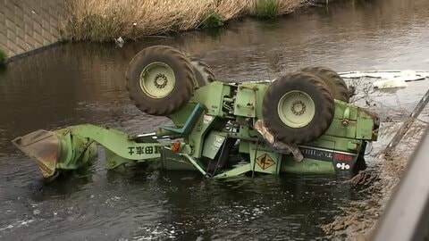 重機が川に転落し運転手の60歳男性が死亡　建設会社の土砂置き場でフェンスを突き破る　横浜市緑区