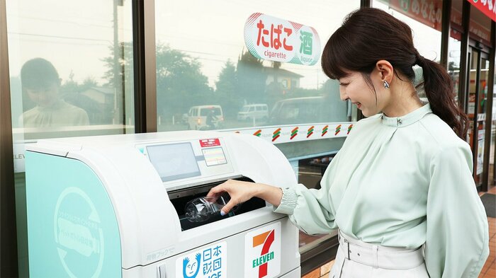 回収可能なペットボトルは2リットルまでの透明な容器のもの。洗ってつぶさずに持ってこよう