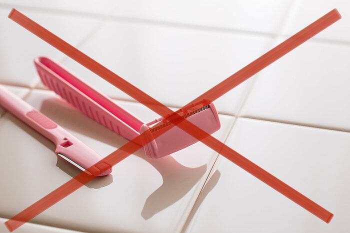 カミソリやハサミを使うのは絶対NG（画像はイメージ）