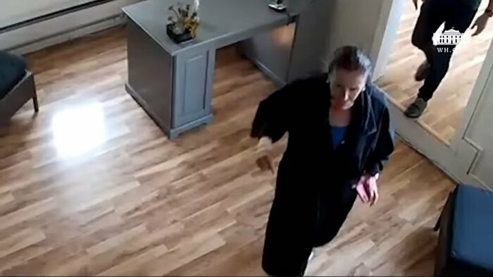 マスクを着用せず美容院を利用するペロシ下院議長(ホワイトハウス YouTubeより)