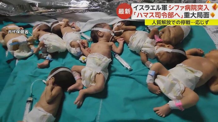 保育器はなく裸に近い状態でおむつをして泣いている新生児