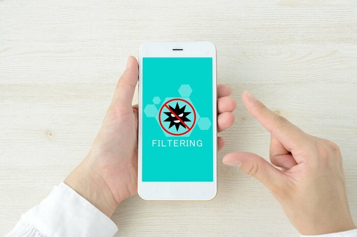 フィルタリング設定は18歳未満がスマホ等を持つ際、設定が法律で義務化されている(画像:イメージ)