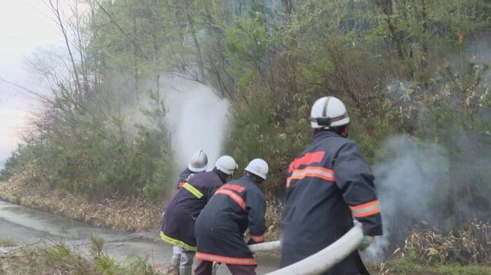 消防団による消火活動