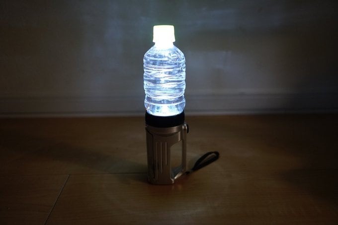 懐中電灯の上にペットボトル（警視庁警備部災害対策課Xより）