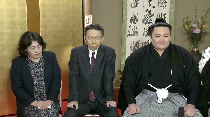 大関昇進時、両親と共に座る朝乃山