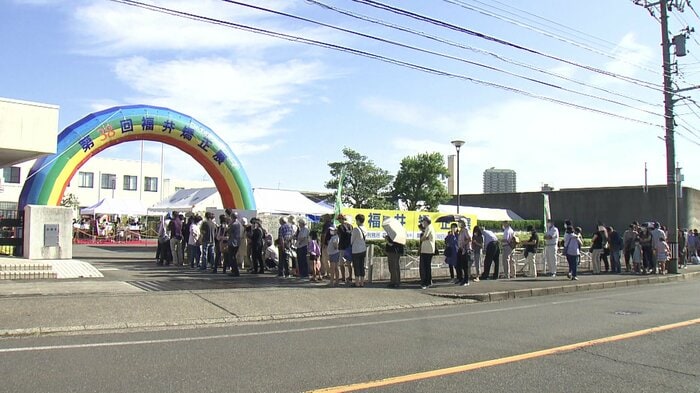 刑務所の前に長い行列が