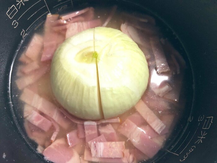 縦に切れ目を入れた玉ねぎとベーコンを炊飯
