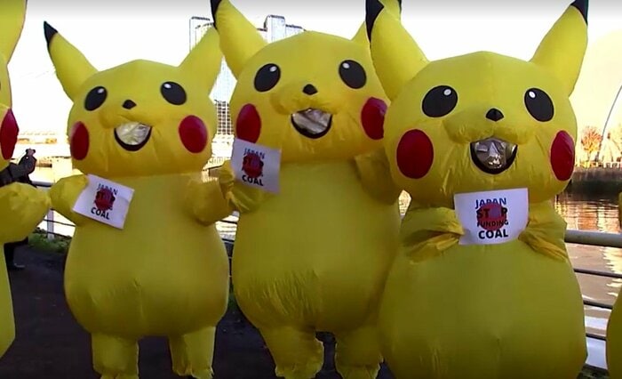 会場周辺でピカチュウ姿で石炭廃止を訴える日本の活動家