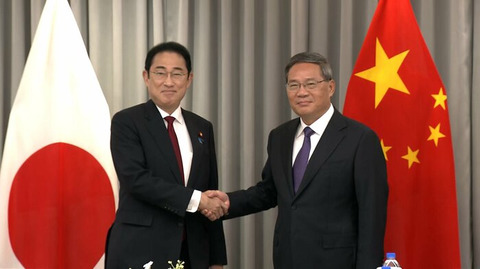 中国の李強首相と握手を交わす岸田首相 5月26日