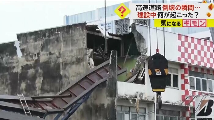倒れた鉄骨がぶつかり、大きな穴が開いた住宅