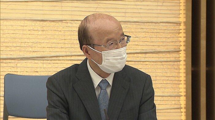19日、首相官邸 発言する杉田内閣人事局長