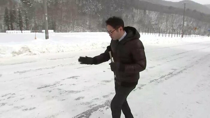 事故当時、路面は圧雪状態とみられる
