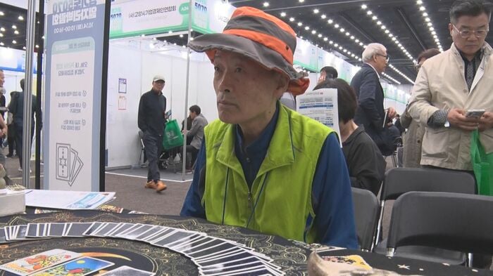 占い師に就職先を相談する男性(65)