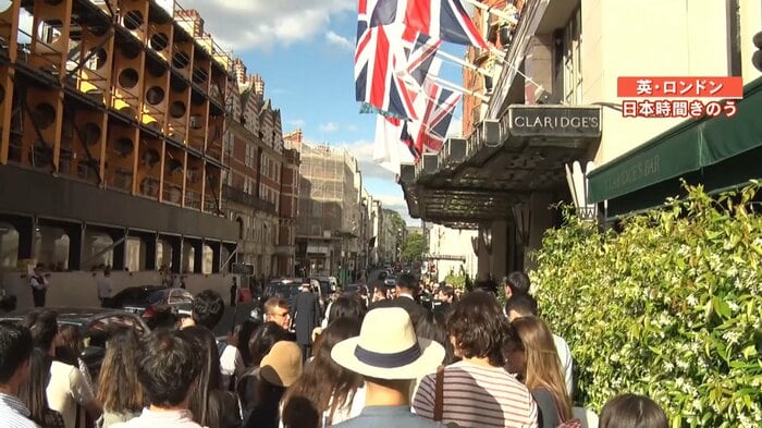 滞在先のホテル前は人で通行ができないほど