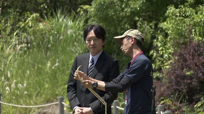 手の標本を使いながら秋篠宮さまに説明
