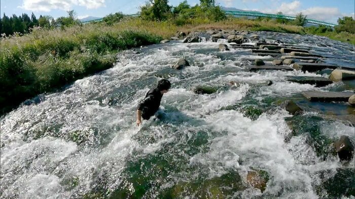 描きたい世界を知るため冷たい川にも飛び込む