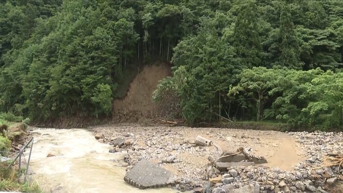 岐阜 土砂崩れなど2000人が孤立 午後も大雨警戒