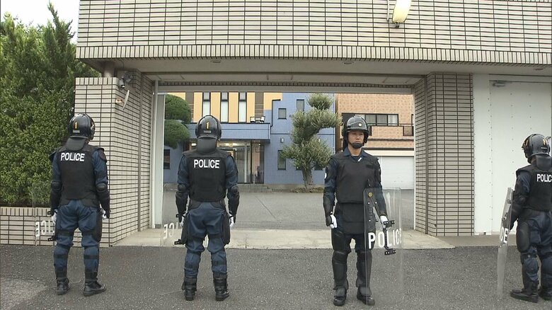 警察官騙る特殊詐欺で指示役の男逮捕　出入りしていた住吉会系暴力団事務所を家宅捜索｜FNNプライムオンライン