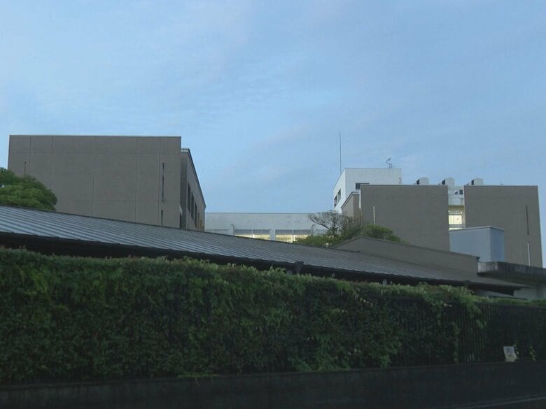 大学で教員名など書かれたネームプレートをカッターナイフで傷つける 工学研究科の53歳准教授の男を現行犯逮捕｜FNNプライムオンライン