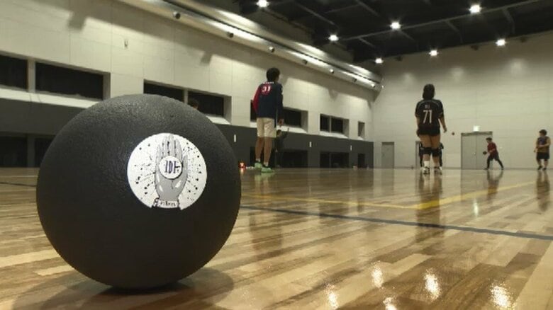 ボール6個が飛び交う！福岡で注目「フォームドッジボール」に記者が挑戦　剛速球と緻密な戦略が交錯｜FNNプライムオンライン