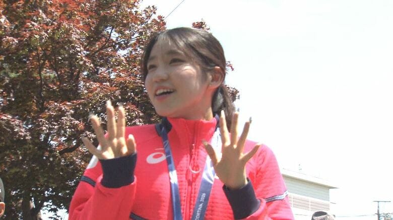 女子団体パシュート「銅」野明花菜選手が故郷でパレード　長野・下諏訪町出身では「初」の五輪メダリスト　沿道には約600人が詰めかける｜FNNプライムオンライン