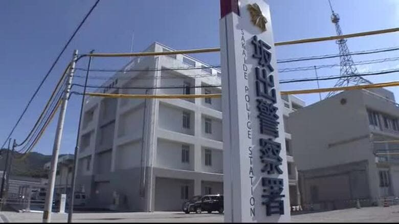 坂出市の国道１１号交差点で６０代女性運転の軽乗用車が道路を逆走　赤信号で停車中の車３台と衝突【香川】｜FNNプライムオンライン