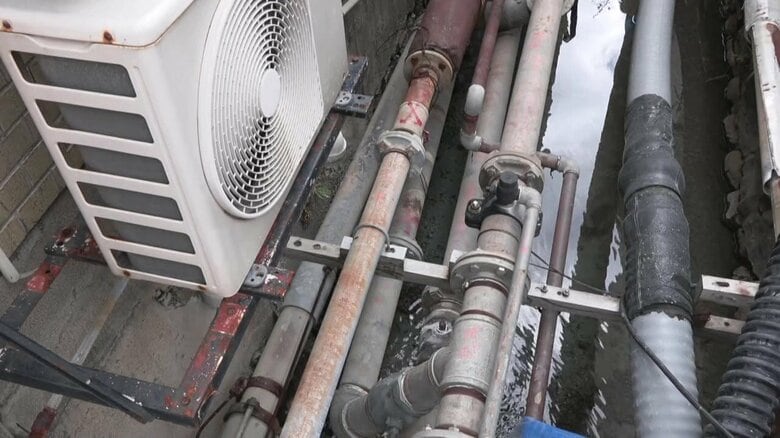 源泉を通す管の老朽化で漏水も…水位は過去最低に 配湯管の修理急ぐ一方 深夜の利用など制限 嬉野温泉に“異変”｜FNNプライムオンライン