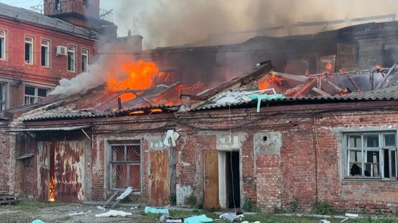 ウクライナ北東部ハルキウ市がロシア軍弾道ミサイルの攻撃受け88人死傷　「イスカンデル」3発撃ち込まれ集合住宅と民家50棟以上が被害｜FNNプライムオンライン