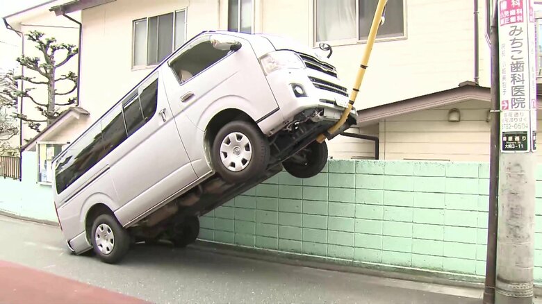車が電柱の支線に乗り上げる…乗っていた2人は自力で脱出「トラックが来ていたのでブレーキかけた」　東京・品川区｜FNNプライムオンライン